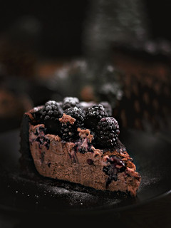 Una foto de Tarta de chocolate con moras negras