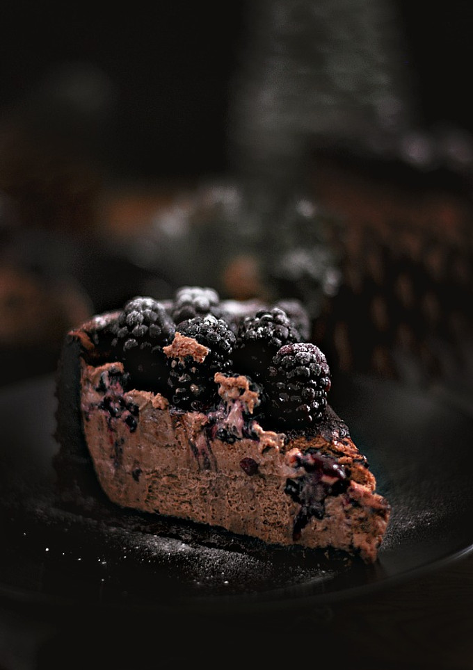Una foto de Tarta de chocolate con moras negras
