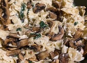 Фото Паста під вершковим соусом з грибами і шпинатом😋.