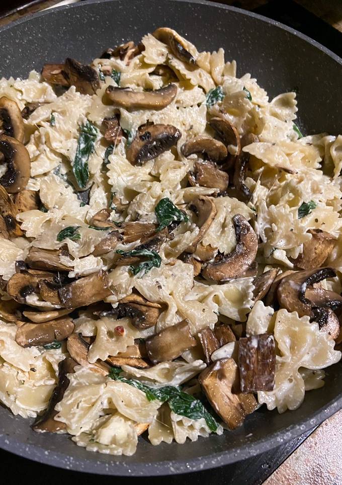 Паста під вершковим соусом з грибами і шпинатом😋