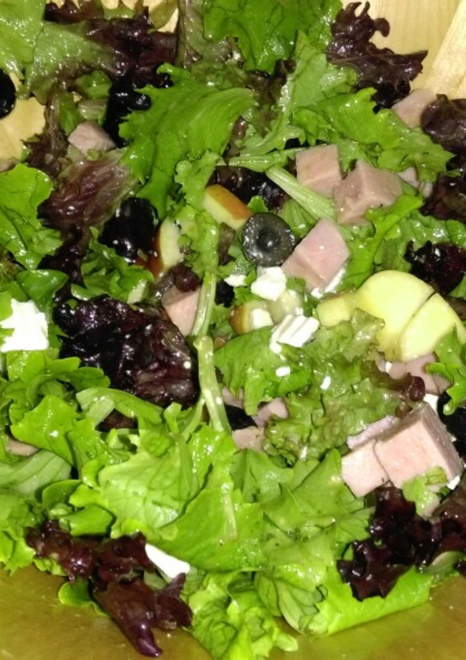Una foto de Ensalada de jamón y queso