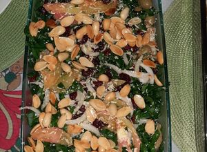 Una foto de Ensalada de espinacas y almendras