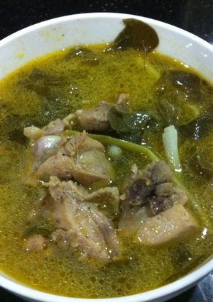 Hình của món Canh gà nấu lá giang.