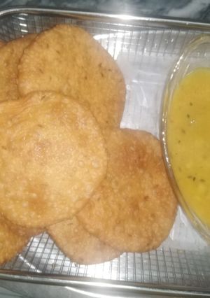 A picture of Aloo ki tarkari daal ki kachori k saath.