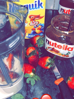 صورة لوصفة ميلك شيك الفراولة والنوتيلا 🍫🍓