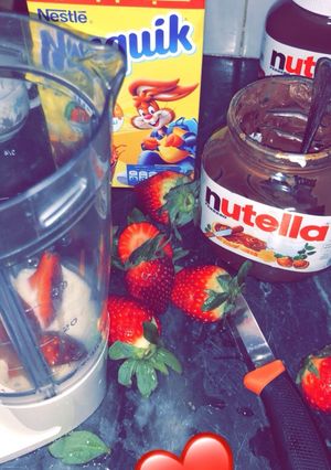 صورة لوصفة ميلك شيك الفراولة والنوتيلا 🍫🍓