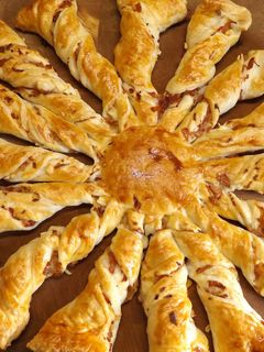 Una foto de Tarta estrella de lacón y pato a la naranja