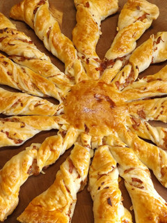 Foto principal de Tarta estrella de lacón y pato a la naranja