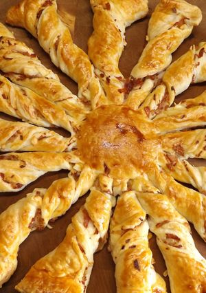 Una foto de Tarta estrella de lacón y pato a la naranja