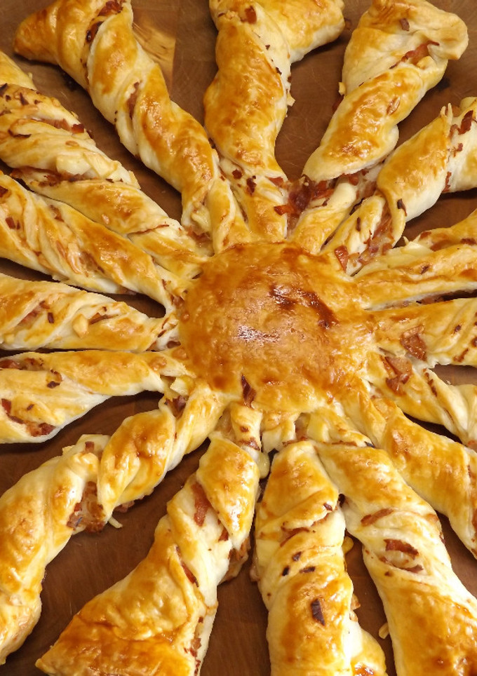 Una foto de Tarta estrella de lacón y pato a la naranja