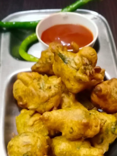 A picture of Methi green garlic bhajiya.