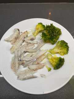 Una foto de Pescadilla al vapor con alguna verdura