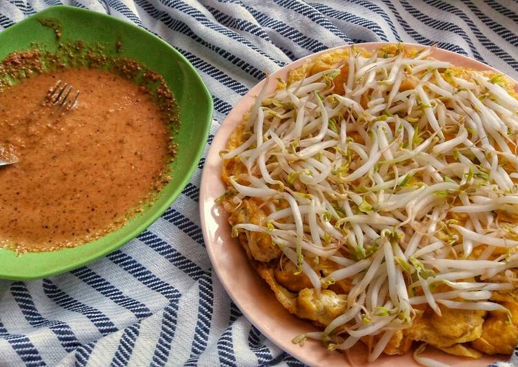 Steps to Prepare Award-winning Tahu Telur / Egg and Tofu Omelette With Bean Sprouts