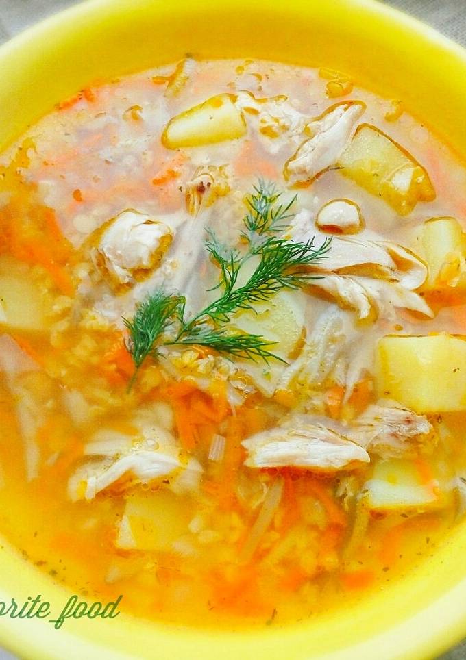Лёгкий суп с курицей, красной чечевицей и вешенками