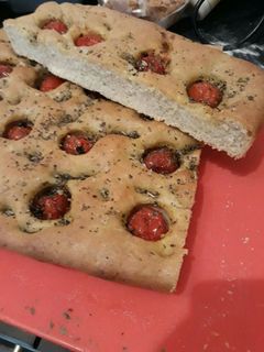 O poză a rețetei Focaccia cu rozmarin și roșii cherry.