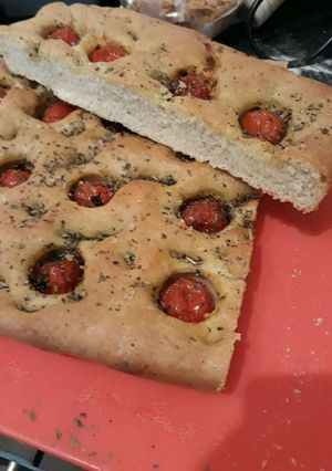 O poză a rețetei Focaccia cu rozmarin și roșii cherry.