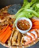 Gỏi Cuốn Tôm, Gà, Trứng, Cà Rốt Và Bún Lứt