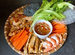 Hình của món Gỏi Cuốn Tôm, Gà, Trứng, Cà Rốt Và Bún Lứt.