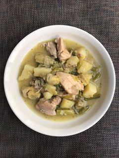 Una foto de Pollo guisado con verduras