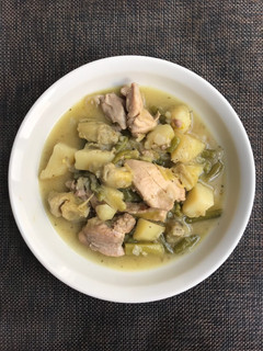 Una foto de Pollo guisado con verduras