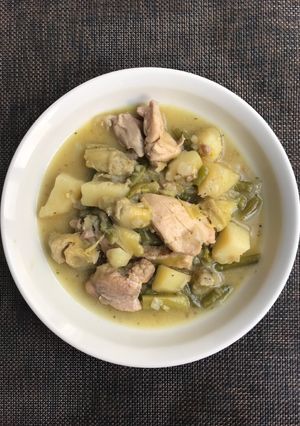 Una foto de Pollo guisado con verduras