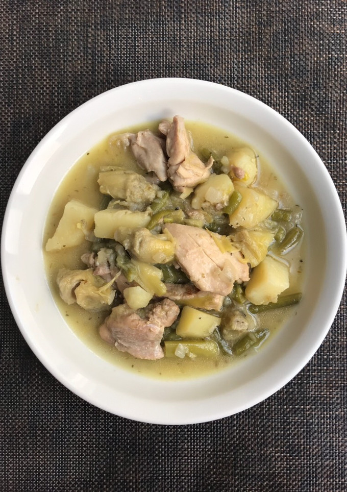 Una foto de Pollo guisado con verduras