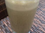 Una foto de matcha latte