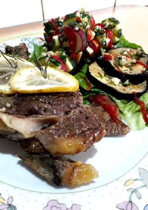 Una foto de Bife ancho con ensalada y una idea