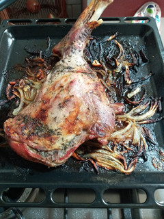 Una foto de Espaldilla de cordero al horno
