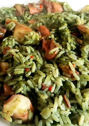 Una foto de Arroz verde con tentáculos de calamar. #Mercado #CEBOLLA