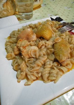 Una foto de Guiso de fideo con pollo😊😋