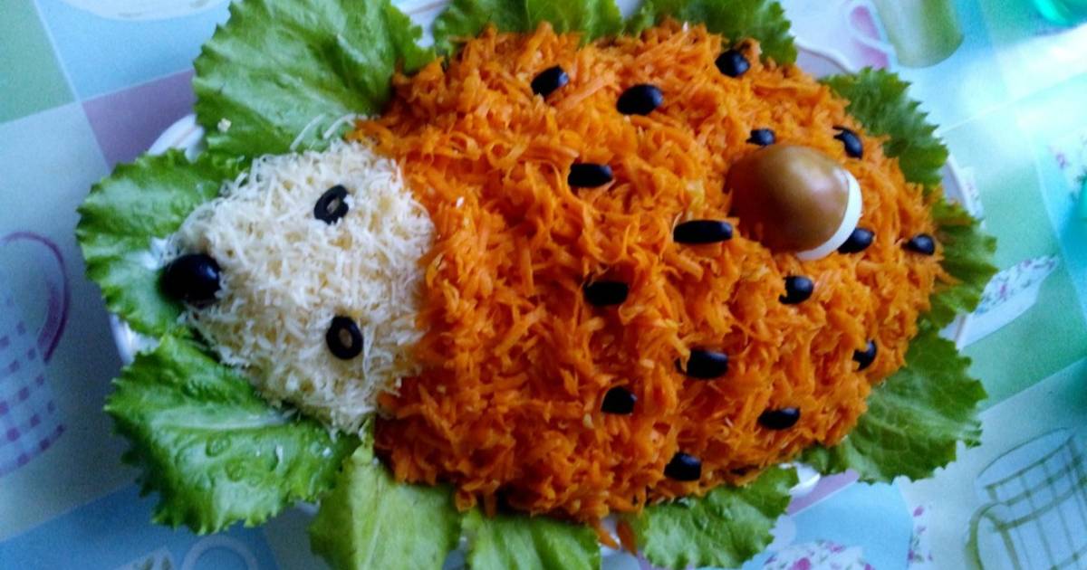 Салат ежик с корейской морковкой и курицей. Салат ежик. салат ежик фото. украшение салата ежик. салат ёжик с корейской морковкой.
