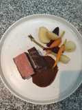 Bife de chorizo con papines, puerro, zanahoria y remolachas baby