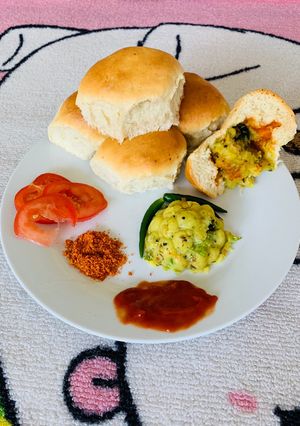 A picture of Bake vada pav.