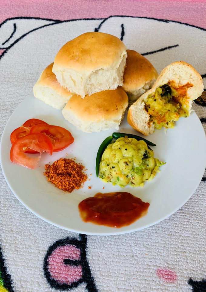 A picture of Bake vada pav.