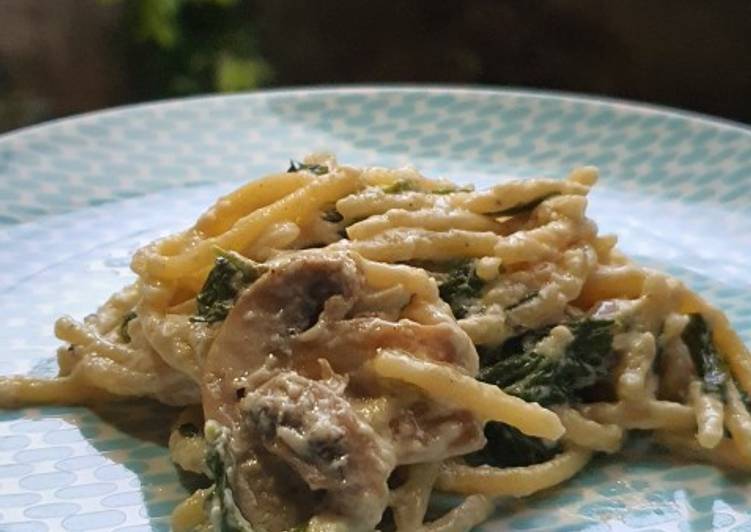 Spaghetti with Creamed Spinach and Mushroom