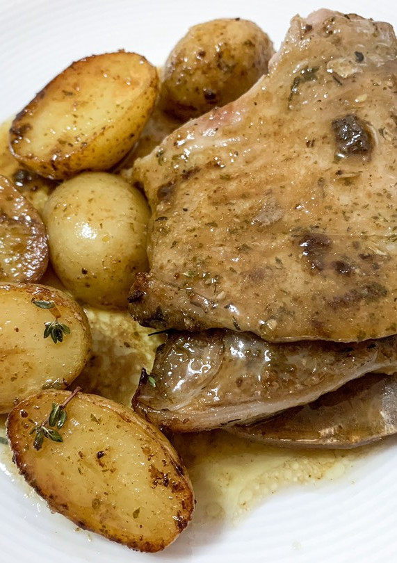 Una foto de Cordero al horno con patatas