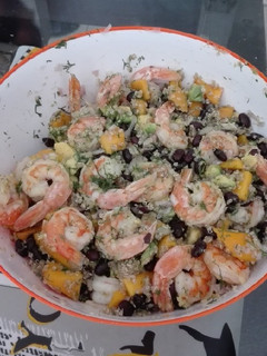Una foto de Ensalada de frijolito negro con camarones🤤
