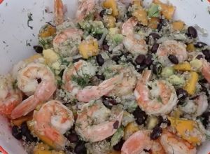Una foto de Ensalada de frijolito negro con camarones🤤