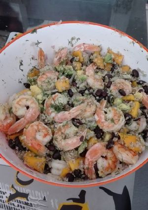 Una foto de Ensalada de frijolito negro con camarones🤤