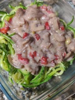Una foto de Fideos de Zucchini con salsa light de champiñones