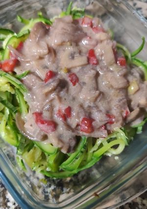 Una foto de Fideos de Zucchini con salsa light de champiñones