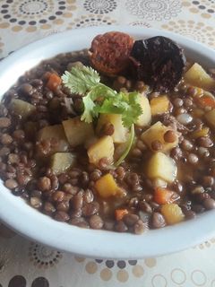 Una foto de Guiso poderoso de lentejas con chorizo y morcilla