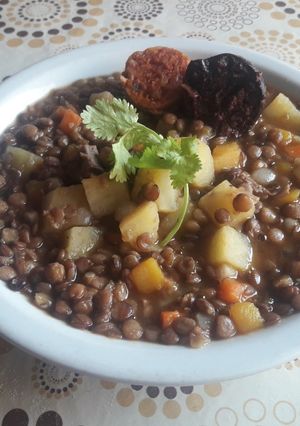 Una foto de Guiso poderoso de lentejas con chorizo y morcilla