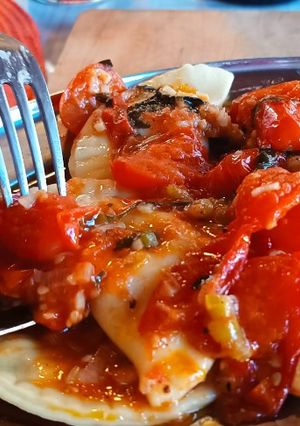 Foto di Ravioli ripieni di ricotta e pomodori secchi con salsa di pomodorini freschi