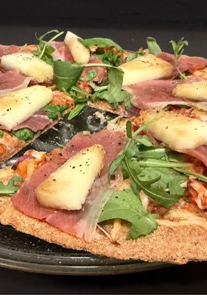 Una foto de Pizza mediterránea | Rúcula, Jamón y Melón