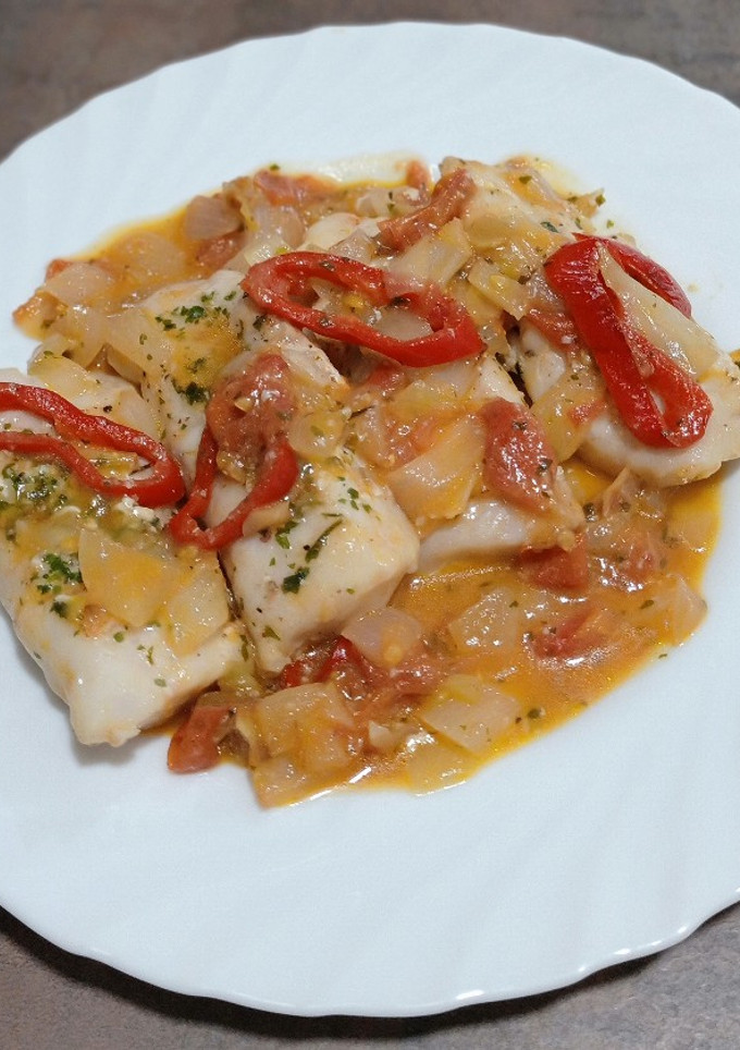 Una foto de Ventresca de merluza al vino blanco con verduras