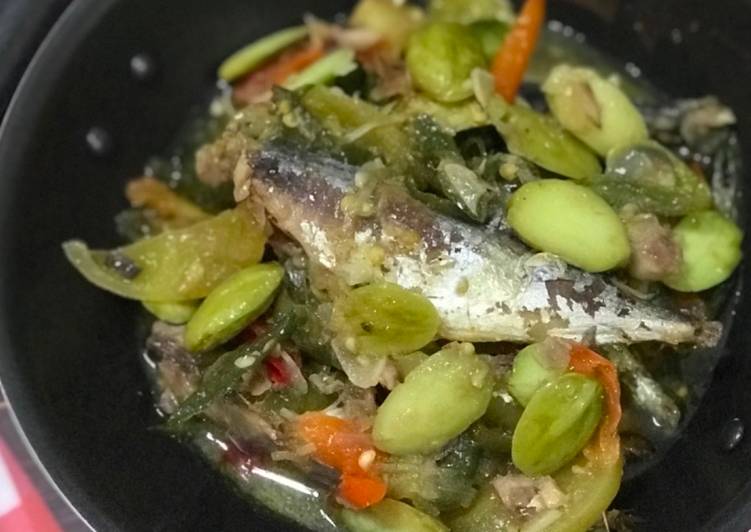 Bagaimana memasak Tumis Ikan Pindang Petai Pedas yang Enak Banget