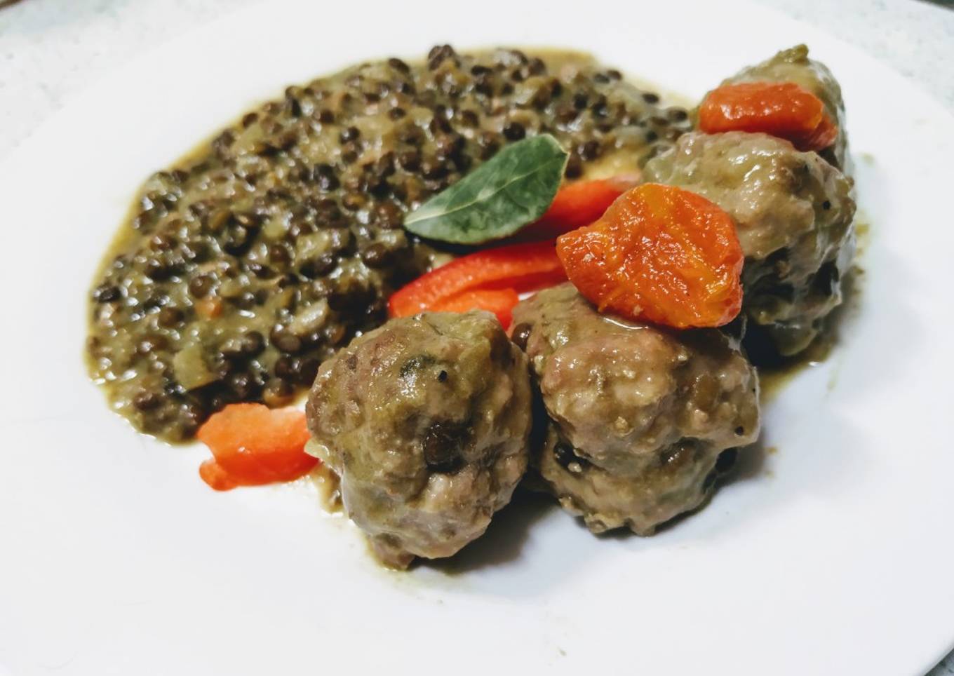 Albóndigas en salsa y lentejas caviar