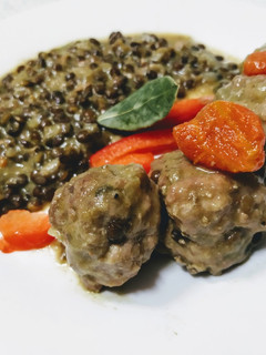 Una foto de Albóndigas en salsa y lentejas caviar